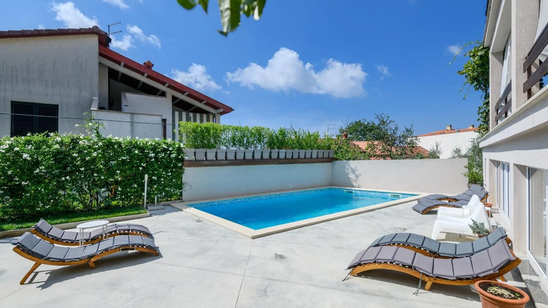 Poolside City Apartments Pula - Pool & Gym