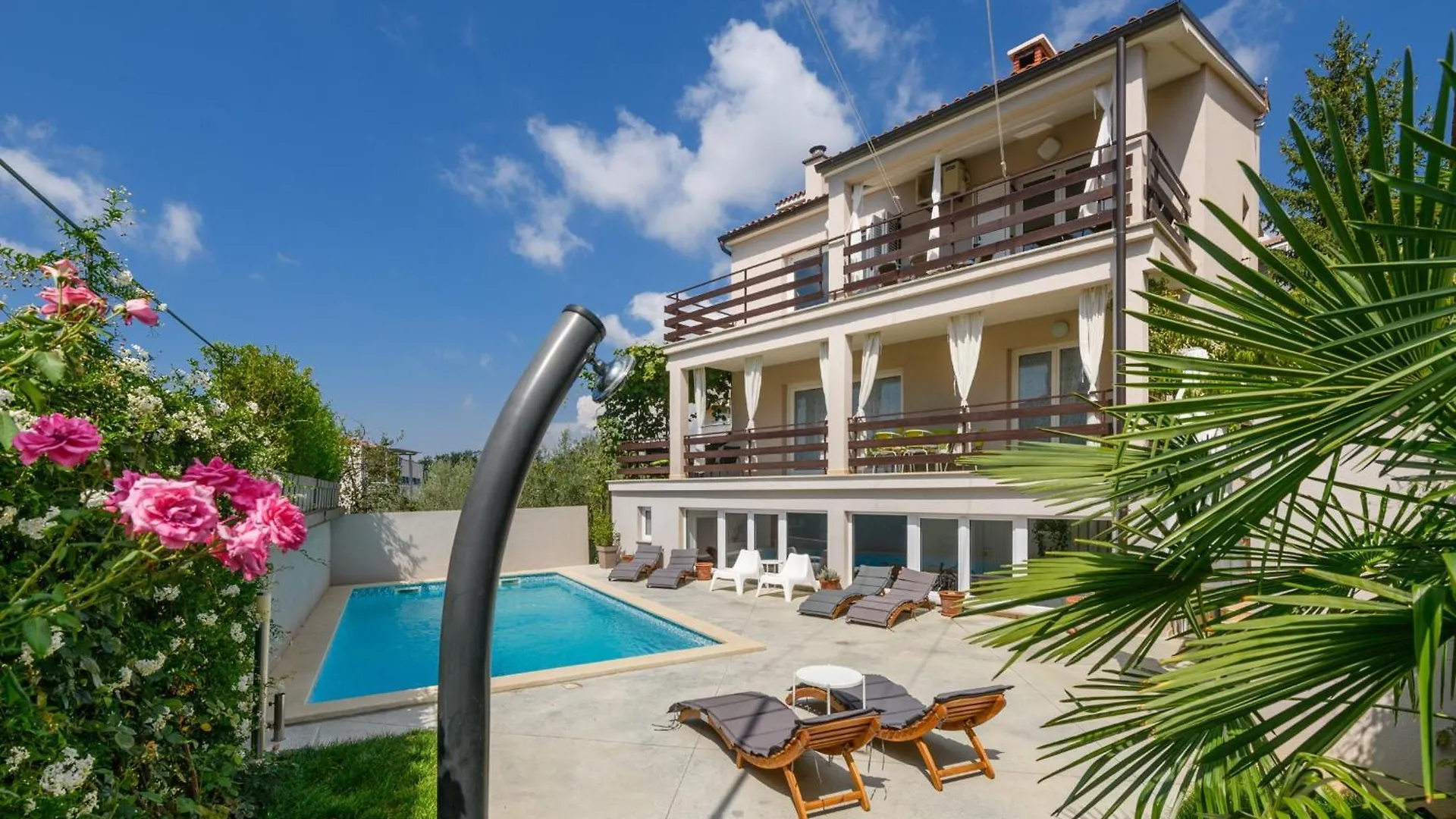 Poolside City Apartments Pula - Pool & Gym 0*,  Croacia