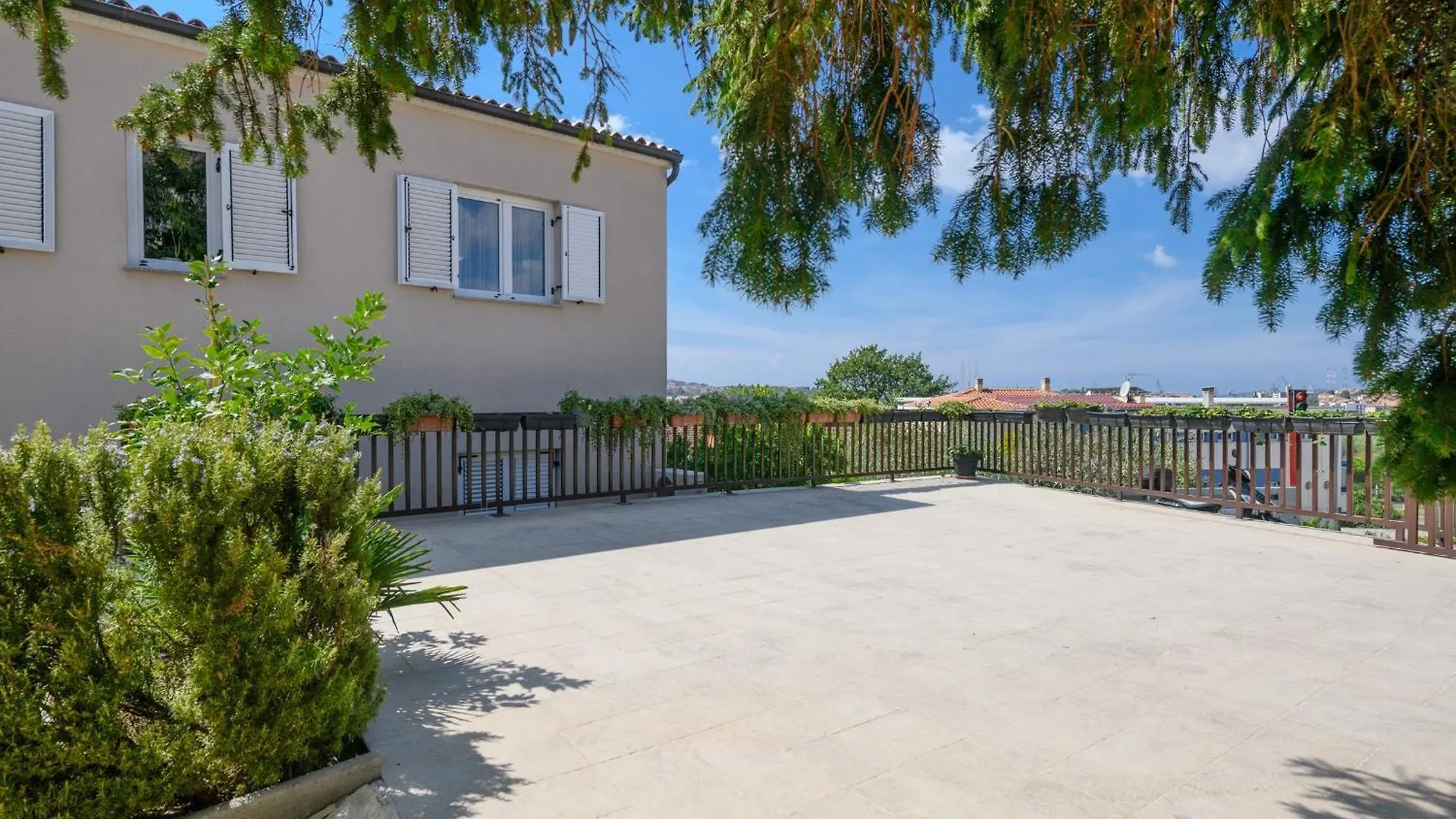 Poolside City Apartments Pula - Pool & Gym