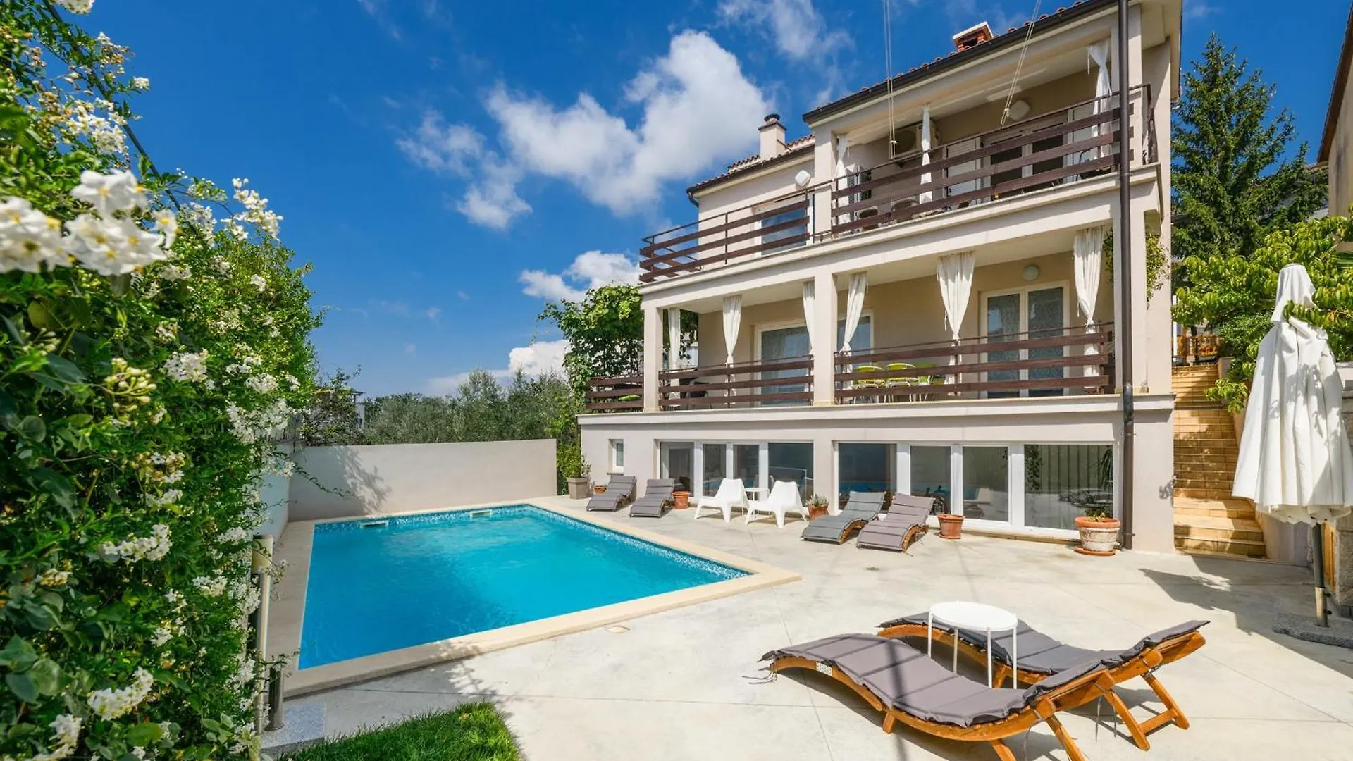 Poolside City Apartments Pula - Pool & Gym 0*,