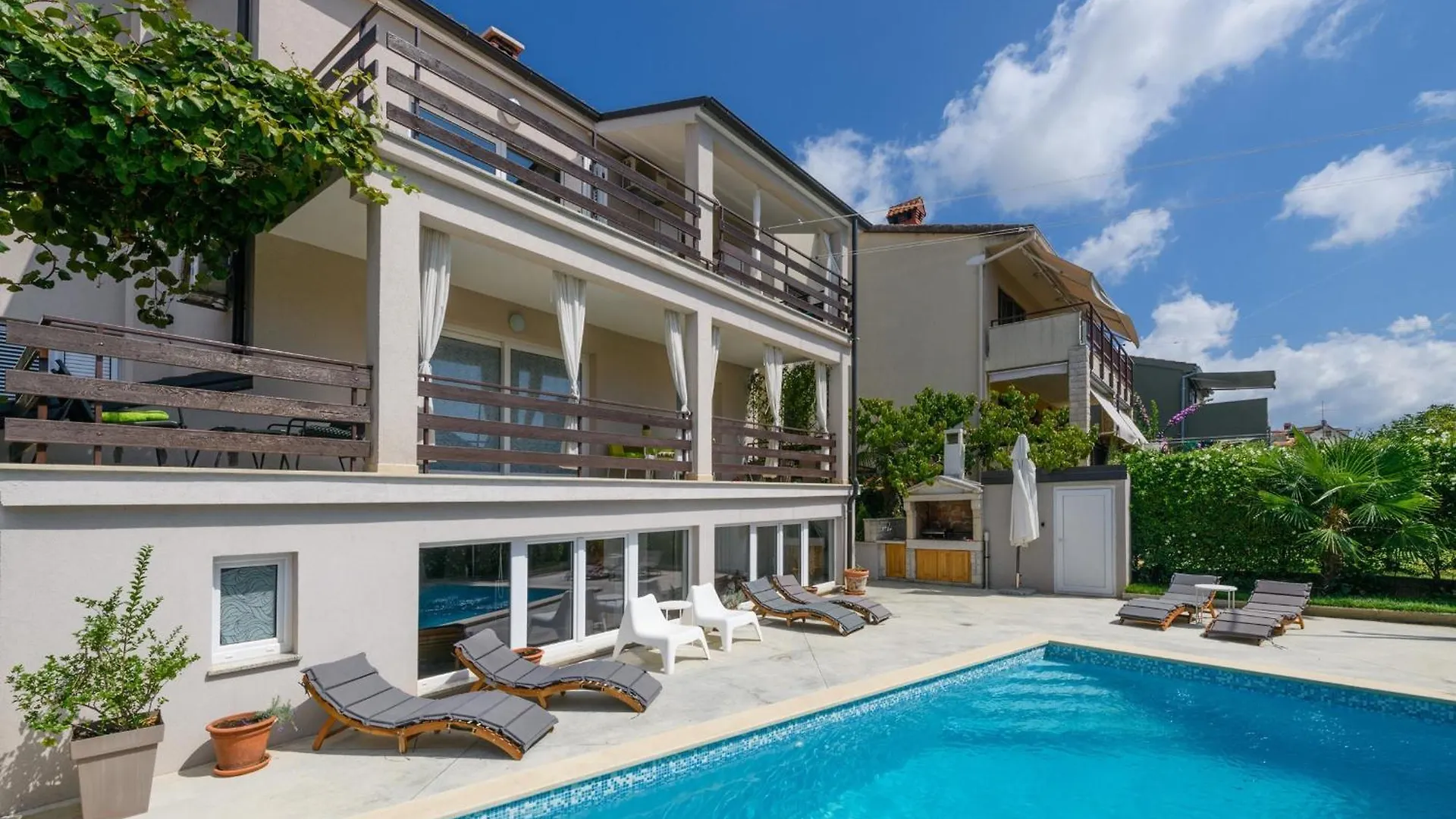 Poolside City Apartments Pula - Pool & Gym